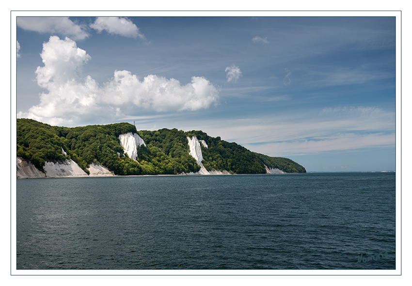 Kreidefelsen
Teil der Kreideküste mit Victoria-Sicht und Königsstuhl von der Ostsee gesehen. laut Wikipedia
Schlüsselwörter: Rügen, Sassnitz, Kreidefelsen