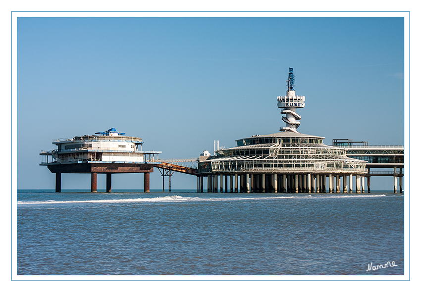 Pier von Scheveningen
Dieser gigantische Pier erstreckt sich vom Boulevard bis in die Nordsee. Auf einer Höhe von 60 Metern läuft man sozusagen über das Wasser und hat bei gutem Wetter eine Fernsicht von bis zu 17 Kilometern.
Der Pier, obwohl ein Wahrzeichen von Scheveningen, ist inzwischen leider ziemlich runtergekommen.
Schlüsselwörter: Holland Scheveningen Pier Nordsee