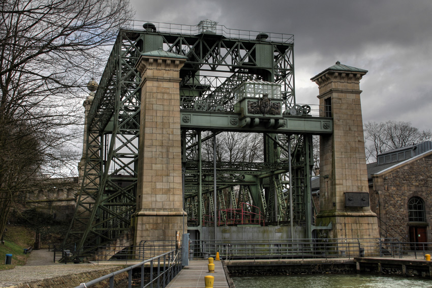 Schiffshebewerk Henrichenburg 

Das alte Schiffshebewerk wurde nach den Plänen des Stettiner Schiffbauingenieurs Rudolph Haack gebaut und im Jahre 1899 feierlich eröffnet. Es war ein Schlüsselbauwerk des Dortmund-Ems-Kanals, denn erst mit seiner Fertigstellung konnte der Kanal bis zum Dortmunder Hafen befahren werden. Das Hebewerk ist das größte und spektakulärste Bauwerk im Verlauf des alten Dortmund-Ems-Kanals. Es wurde am 11. August 1899 von Kaiser Wilhelm II. eingeweiht.
(Unterwasser) 
Schlüsselwörter: Henrichenburg     Schiffshebewerk