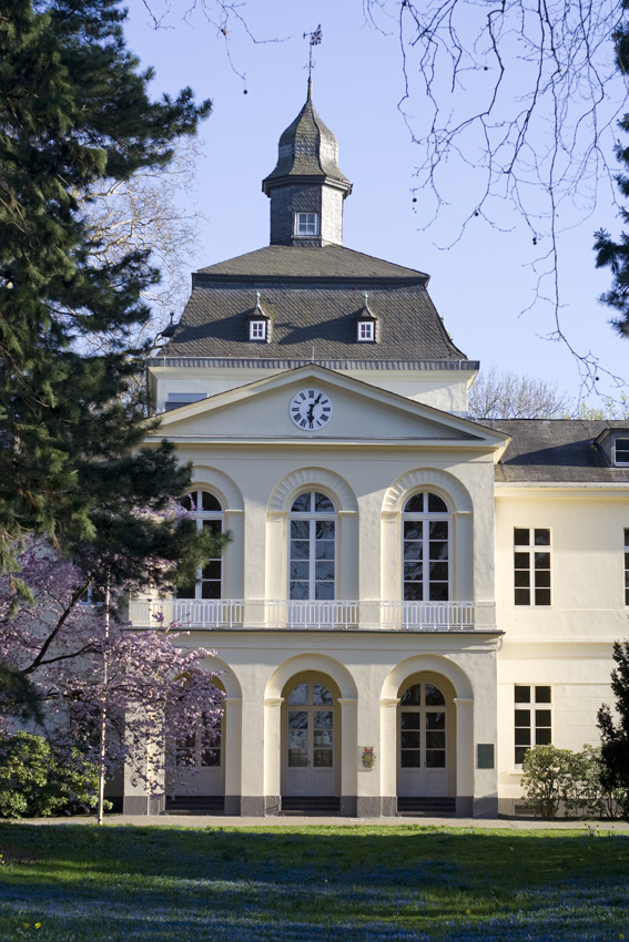 Schloß Eller
Schloss und Wirtschaftshof befinden sich auf einer Insel, die durch den äußeren Wassergraben der früheren Burg gebildet wird. Das Haupthaus ruht unweit der Rück- und Ostseite auf Stützmauern und grenzt dort direkt an dem zum Weiher aufgeweiteten Graben.
Schlüsselwörter: Schloß Eller