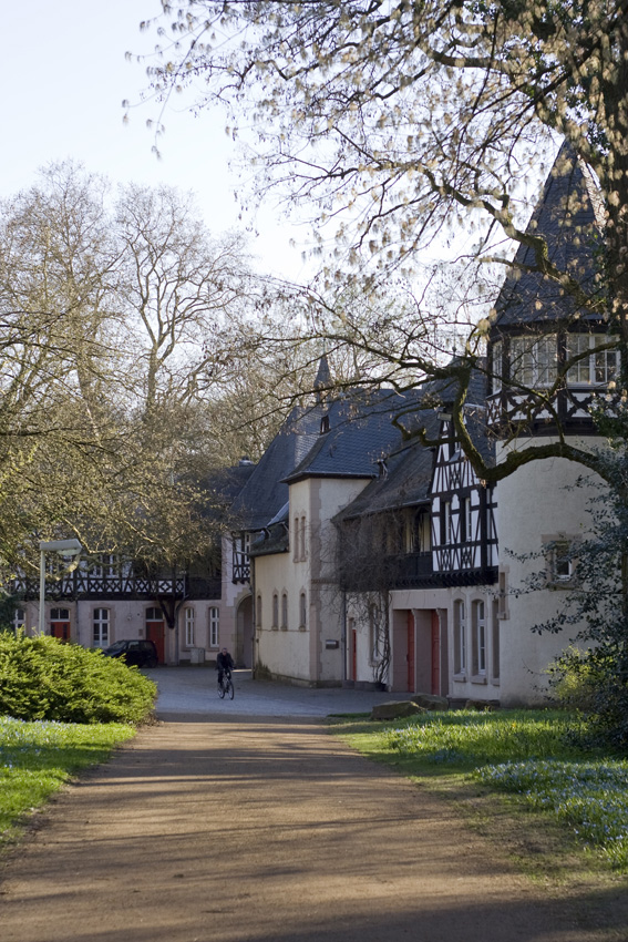 Wirtschaftsgebäude von Schloß Eller
In den noch unsanierten Wirtschaftsgebäuden sind Appartements für Geschäftsleute geplant, die nur kurzzeitig in Düsseldorf leben und arbeiten. Im Forsthaus des Schlosses soll ein Heimatmuseum für den Stadtteil Eller, im Bootshaus eventuell ein Café entstehen.
Schlüsselwörter: Schloß Eller