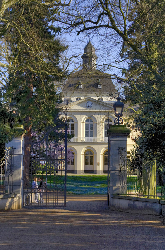 Schloß Eller
Schloss Eller, bisweilen auch Haus Eller genannt, ist ein 1826 an Stelle einer mittelalterlichen Wasserburg errichtetes Herrenhaus im Düsseldorfer Stadtteil Eller.
Schlüsselwörter: Schloß Eller