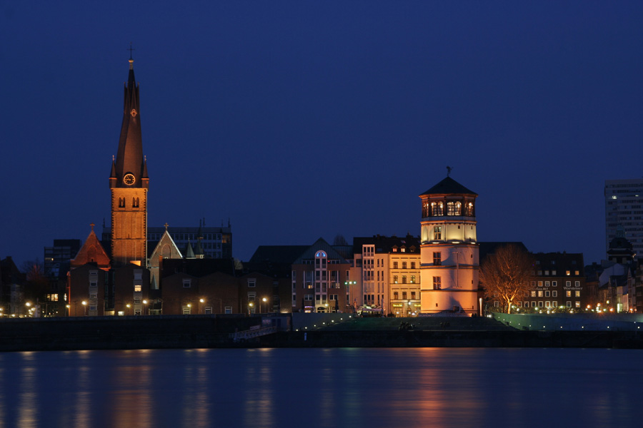 Blick über den Rhein l
Düsseldorf
Schlüsselwörter: Düsseldorf, Nachtaufnahme, Altstadt