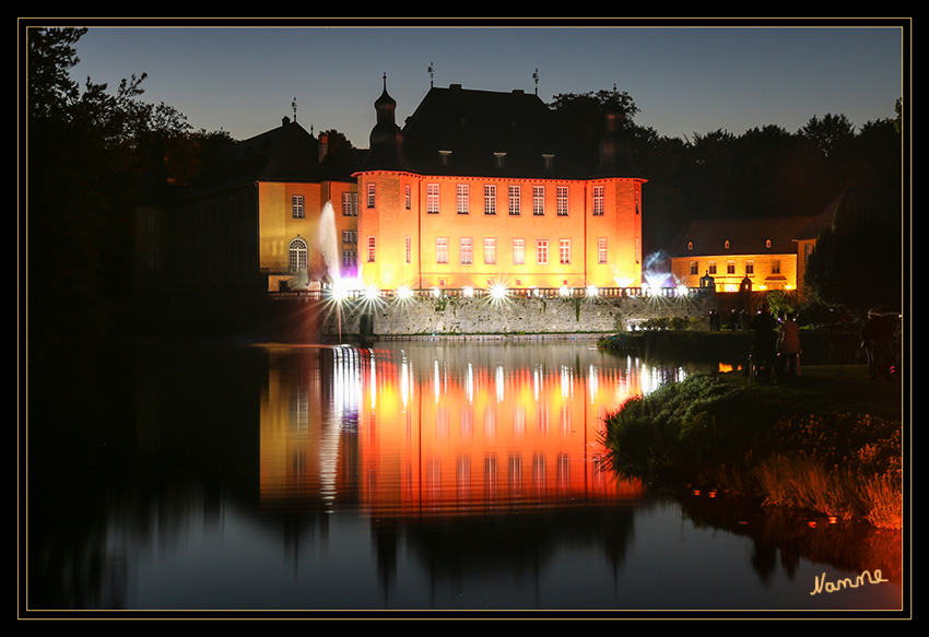 Illumina
Regisseur Wolfram Lenssen setzt den Englischen Landschaftsgarten und die Schlossfassade mit überraschenden Lichtstimmungen und Sprachkollagen sowie musikalischen Akzenten wieder phantasiereich in Szene
Schlüsselwörter: Illumina Schloß Dyck 2015