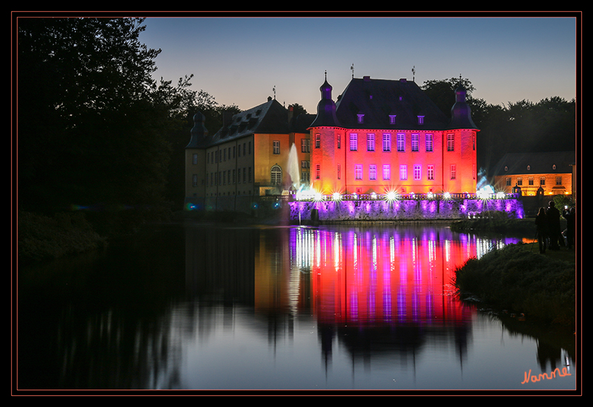 Illumina
Regisseur Wolfram Lenssen setzt den Englischen Landschaftsgarten und die Schlossfassade mit überraschenden Lichtstimmungen und Sprachkollagen sowie musikalischen Akzenten wieder phantasiereich in Szene.

Schlüsselwörter: Illumina Schloß Dyck 2015