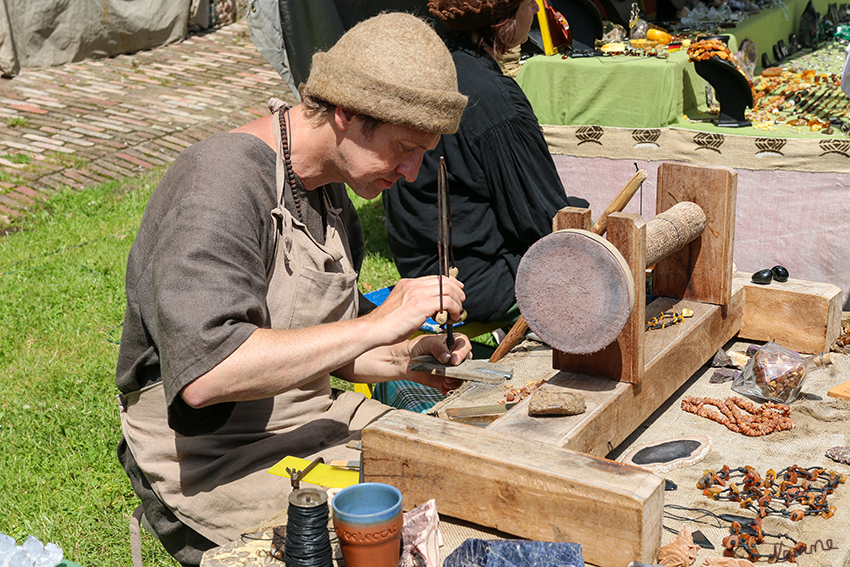 Mittelaltermarkt - Schloß Hülchrath
Liebevoll gestaltete Marktstände, edle Rittersleute, fleißige Handwerker und eine authentische Kulisse - dies und mehr können Besucher beim großen mittelalterlichen Spektakel auf Schloss Hülchrath erleben. 
Schlüsselwörter: Mittelaltermarkt, Schloß Hülchrath,