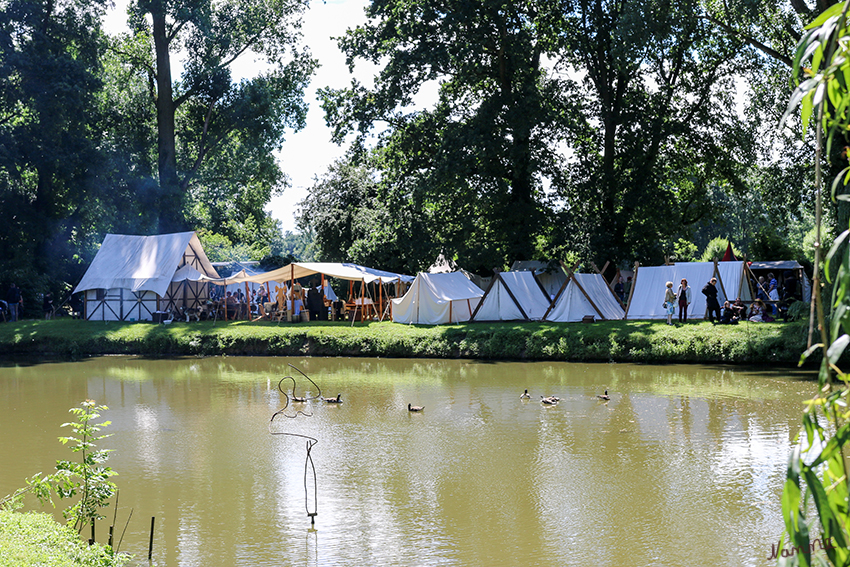 Mittelaltermarkt - Schloß Hülchrath
Blick auf einen Teil des Zeltlagers indem auch übernachtet wurde.
Schlüsselwörter: Mittelaltermarkt, Schloß Hülchrath,