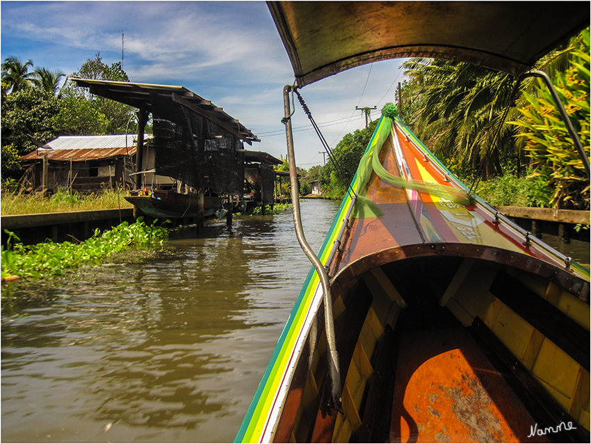 Bootstour in den Kanälen
Auf einem schmalen Longtailboot durch die Sumpflandschaft, vorbei an Dörfern und Obstplantagen am Ufer, erreichen wir den schwimmenden Markt von Damnuan Saduak.
Schlüsselwörter: Thailand Schwimmender Markt Damnuan Saduak