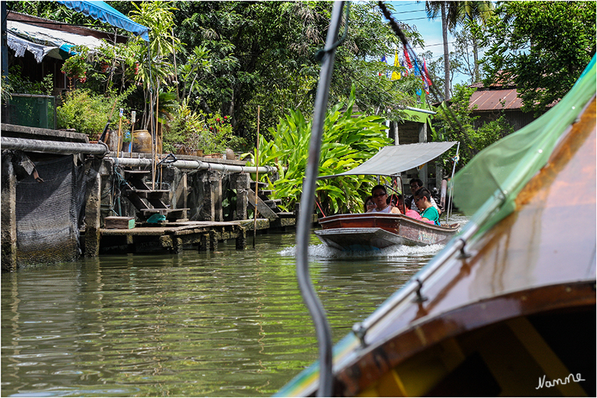 Bootstour in den Kanälen
von Damnuan Saduak mit einem Longtail-Boot .
Fast zehn Meter lang und schmal. Zwei Personen passen jeweils nebeneinander. Die Schraube ragt durch ein Gestänge weit nach hinten hinaus, und der hinten stehende Bootsführer kann das Boot in den engen Kanälen somit exzellent manövrieren. 
Schlüsselwörter: Thailand Schwimmender Markt Damnuan Saduak