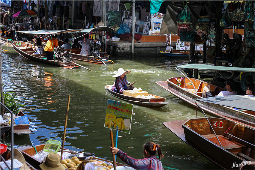 Schwimmender Markt
Damnuan Saduak
Nicht nur Obst und Gemüse sondern auch allerlei Souvenirs und Ramsch stehen zum Verkauf. Der Schwimmende Markt ist  eine Touristenattraktion.
Schlüsselwörter: Thailand Schwimmender Markt Damnuan Saduak