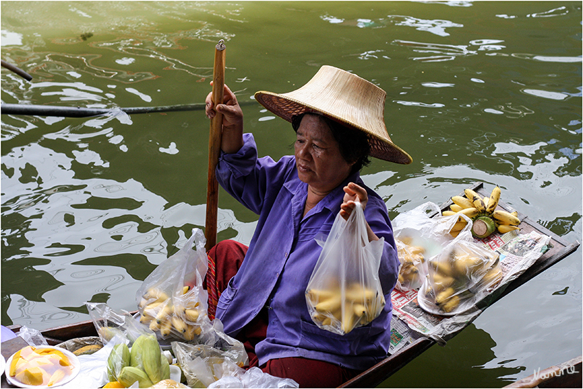 Schwimmender Markt
Damnuan Saduak
Es  sind eigentlich nur Frauen, die unter ihren typischen Strohhüten die Waren anpreisen.
Schlüsselwörter: Thailand Schwimmender Markt Damnuan Saduak
