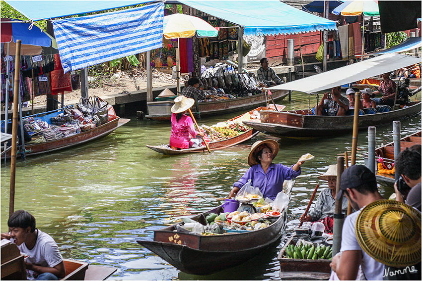 Schwimmender Markt
Damnuan Saduak
Verkauft wird hier alles von Booten aus: Vor allem Gemüse und Obst - was die Gegend eben hergibt. 
Schlüsselwörter: Thailand Schwimmender Markt Damnuan Saduak
