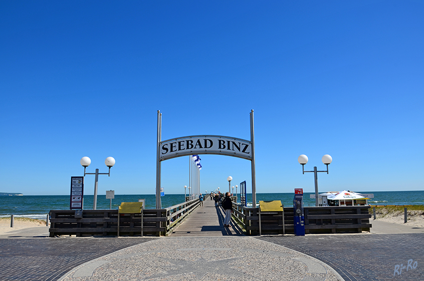 Binz - Seebrücke
1885 wurde die erste Seebrücke in Binz gebaut.
Am 31.12.1904 wurde bei einer Sturmflut die Seebrücke zerstört.
1906 wurde wieder eine Seebrücke gebaut.
1910 war die Seebrücke den Urlaubern unter dem Namen “Prinz Heinrich Brücke“ bekannt.
Teileinsturz der Seebrücke 1912. Dieser forderte 17 Menschenleben.
1942 zerstörten Eisschollen die Binzer-Seebrücke.
Am 21.05.1994 wurde die jetzt 370 Meter lange Seebrücke eingeweiht.
(lt. Wikipedia und ruegenmagic)
Schlüsselwörter: Binz