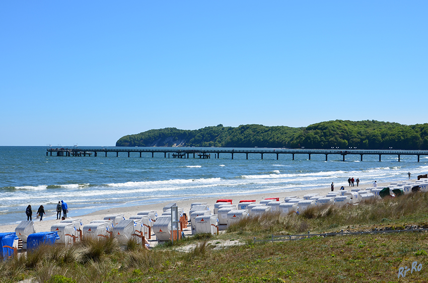 Binz - Seebrücke
1885 wurde die erste Seebrücke in Binz gebaut.
Am 31.12.1904 wurde bei einer Sturmflut die Seebrücke zerstört.
1906 wurde wieder eine Seebrücke gebaut.
1910 war die Seebrücke den Urlaubern unter dem Namen “Prinz Heinrich Brücke“ bekannt.
Teileinsturz der Seebrücke 1912. Dieser forderte 17 Menschenleben.
1942 zerstörten Eisschollen die Binzer-Seebrücke.
Am 21.05.1994 wurde die jetzt 370 Meter lange Seebrücke eingeweiht.
(lt. Wikipedia und ruegenmagic)
Schlüsselwörter: Binz