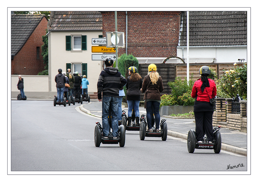 On tour
Das Fahrzeug ist selbstbalancierend. Ein elektronischer Regelkreis lässt den Segway automatisch in die Richtung fahren, in die sich der Fahrer lehnt. Sobald die Neigungssensoren registrieren, dass sich der Fahrer nach vorne oder hinten neigt, drehen die Räder in diese Richtung. Ein Schwenken der Lenkstange nach rechts oder links bewirkt die dementsprechende Kurvenfahrt.
Schlüsselwörter: Segway