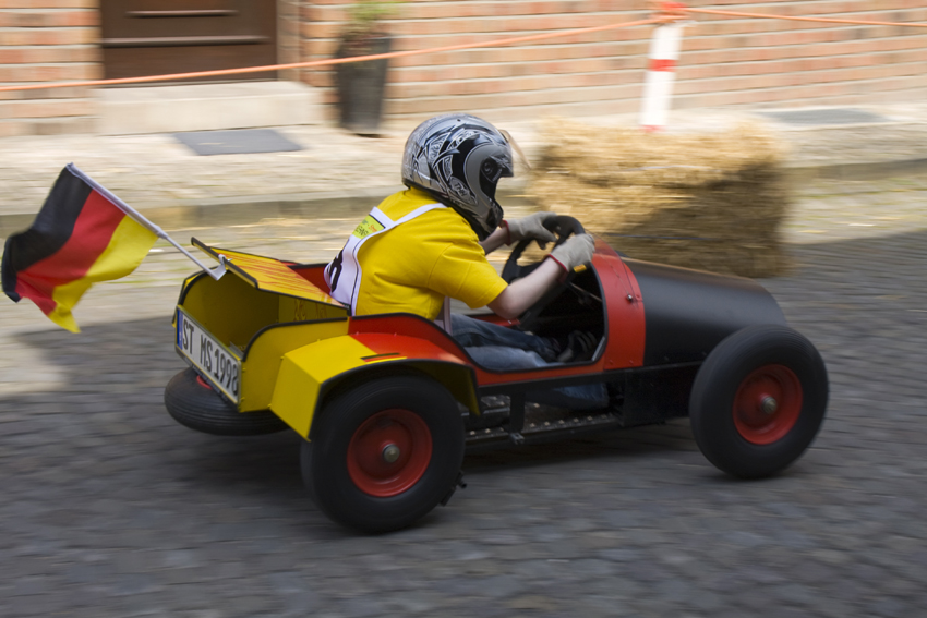 Und
schnell vorbei

Seifenkistenrennen in Liedberg 2010
Schlüsselwörter: Seifenkistenrennen Liedberg