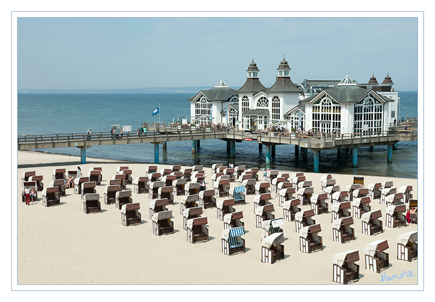 Seebrücke Sellin
Das Ostseebad Sellin verfügt über zwei weiße, feinsandige Ostseestrände. Im Norden des Ostseebades - direkt vor der „Selliner Seebrücke“- liegt der ca. 650m lange und und im Durchschnitt 30m breite "Nordstrand" in dessen Mitte Rügens längste Seebrücke mit 394m Länge trohnt. laut ruegenmagic.de
Schlüsselwörter: Rügen, Sellin, Seebrücke