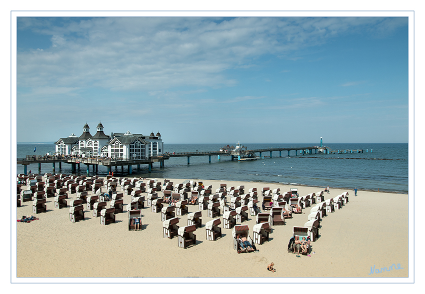 Seebrücke Sellin
In der Mitte des Strandes zerschneidet die Seebrücke, übrigens wohl die schönste an der Ostseeküste, diesen auf Stelzen und ragt weit ins Wasser. Fahrgastschiffe legen an und verbinden die Orte der Bäderküste über das Wasser. laut ruegencenter.de
Schlüsselwörter: Rügen, Strand, Seebrücke, Sellin