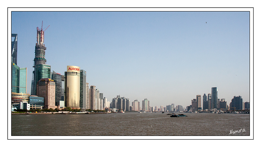 Bund
Ursprünglich war anstelle der heutigen Uferpromenade eine britische Niederlassung errichtet worden, etwas nördlich des damals noch ummauerten Shanghais. Mit dem zunehmenden Kolonialhandel am Ende des 19. Jahrhunderts und dem einsetzenden Bauboom wurden die Grundstückspreise höher und man errichtete höhere Gebäude, um Grundfläche zu sparen, was zu einer beachtlichen Skyline führte. Seitdem ist der Bund einer der wichtigsten Finanzplätze Ostasiens.
laut Wikipedia
Schlüsselwörter: Shanghai Bund