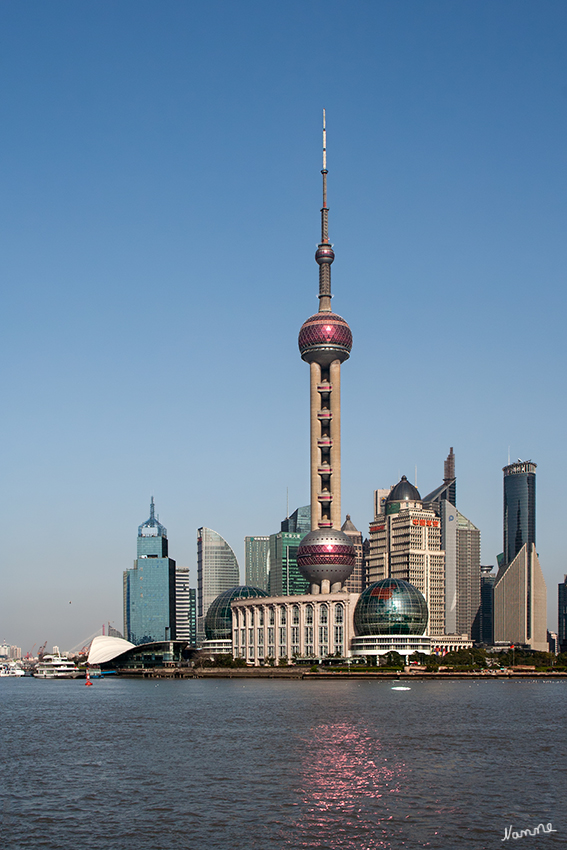 Blick auf den Fernsehturm
von Shanghai
Der als vertikaler Kragarm konstruierte Turm wird von drei Kugeln dominiert, welche sich auf 90 Meter Höhe und am Abschluss des unteren Schaftes befinden. Die untere Kugel (mit Freiluftplattform) hat einen Durchmesser von 50 Meter, die obere 45 Meter. Oberhalb dieser Kugel setzt sich das Bauwerk mit einem schmaleren Schaft weiter fort, an deren Spitze eine weitere kleinere Kugel sitzt, in der sich auf 342 m die höchste Aussichtsplattform befindet. Daran schließt die 118 Meter hohe Antenne den Fernsehturm ab.
Schlüsselwörter: Shanghai                    Bund                       Fernsehturm