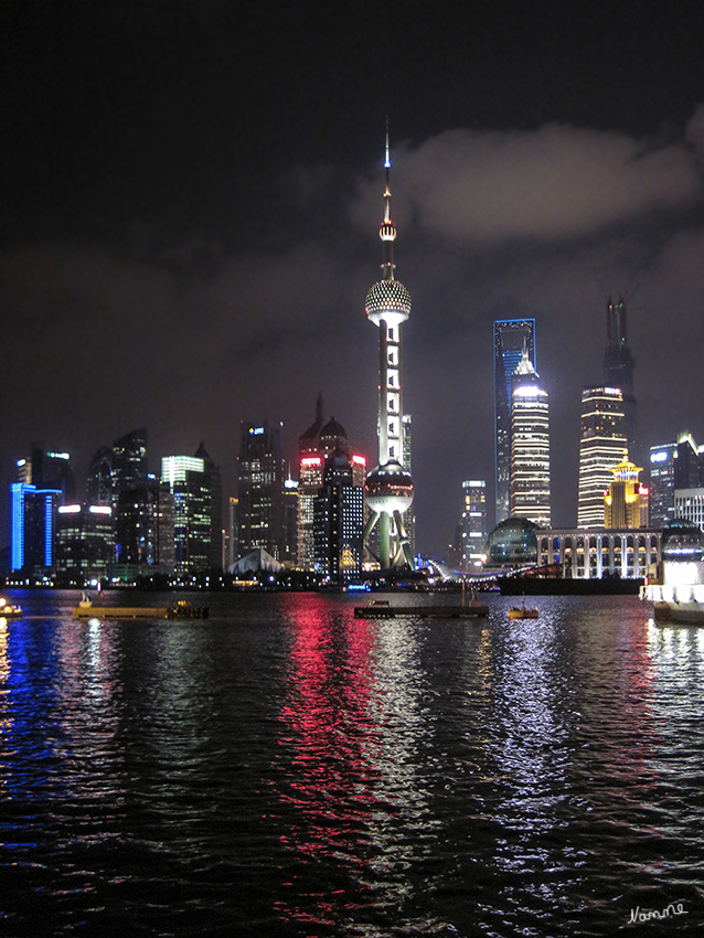 Skyline Shanghai
Blick auf Pudong mit dem Fernsehturm (Oriental Pearl Tower)
Schlüsselwörter: Shanghai                    Bund                       Fernsehturm