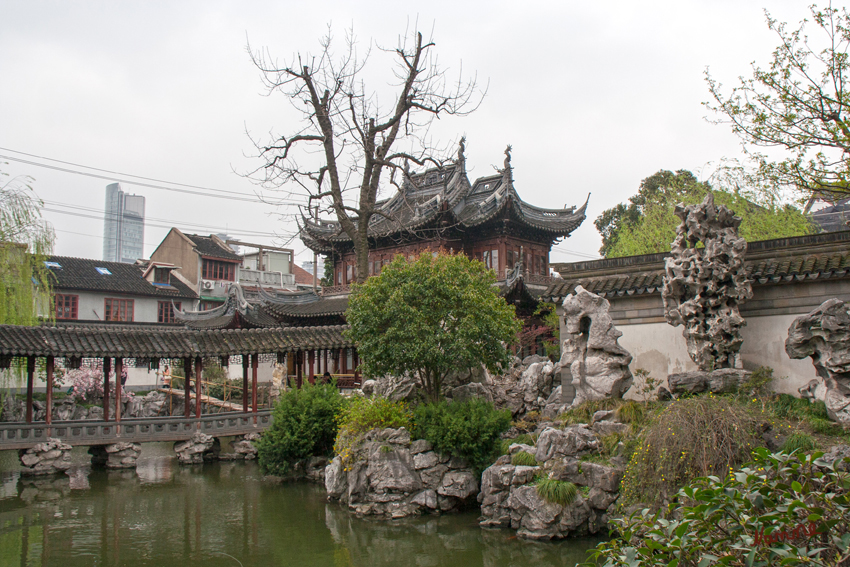 Yu Garten
Der Garten steht seit 1982 auf der Liste der Denkmäler der Volksrepublik China.
Die Gartenanlage umfasst insgesamt eine Fläche von zwei Hektar mit 28 Gebäuden. Innerhalb der Anlage gibt es weitere Mauern, die den Garten in verschiedene Bereiche unterteilt, die alle unterschiedlich gestaltet sind.
Schlüsselwörter: Shanghai Yu Garten