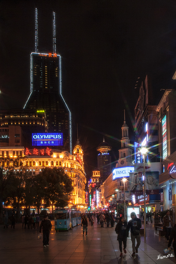 Shanghai
bei Nacht auf der Nanjing Lu, der berühmten Einkaufsstaße
Schlüsselwörter: Shanghai