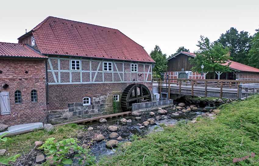 Sittensen Mühle
An der Oste gelegen befindet sich die Wassermühle im alten Dorfkern von Sittensen. Bereits im Jahre 1585 wurde die Mühle zum ersten Mal erwähnt. Heute beherbergt sie neben der eigentlichen Mühle, welche auch besichtigt werden kann, ein Handwerkermuseum und das Touristikbüro der Samtgemeinde Sittensen. Es gibt noch eine weitere Besonderheit: auf dem Mahlboden können sich Brautpaare das Jawort geben.
laut kunstguss-diele.de
Schlüsselwörter: Norwegen, Sittensen, Mühle