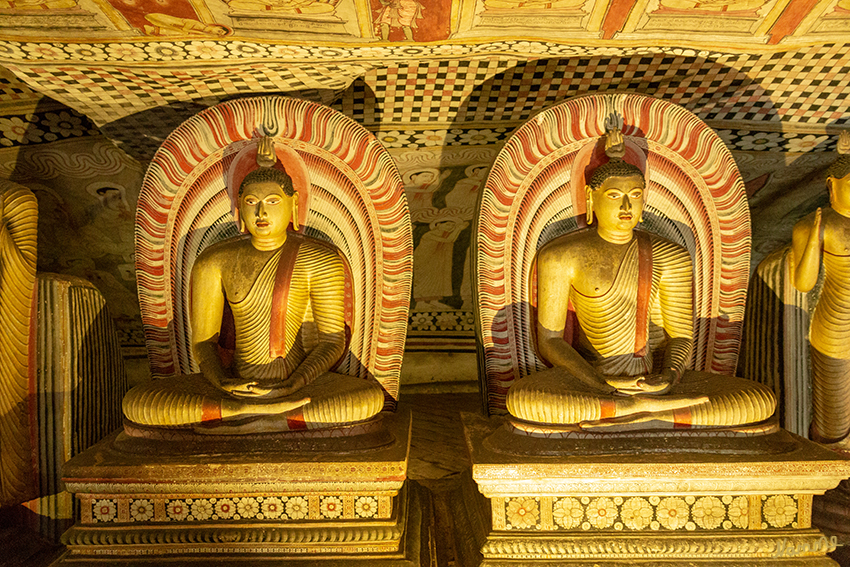 Dambulla
Es gibt ca. 80 Höhlentempel in Dambulla, davon fünf große. Mit einer Fläche von 2100 m² ist dies die größte Tempelanlage des Landes.
In vielen Höhlentempeln befinden sich historische Malereien und Statuen. Insgesamt gibt es 153 Buddha-Statuen. laut Wikipedia
Schlüsselwörter: Sri Lanka, Dambulla