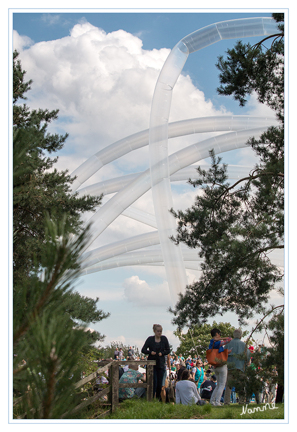 Sky Event von Otto Piene
Bei seinen "Sky Events" treffen verschiedene Elemente aufeinander, in Neuss waren es Licht und Luft.
Die Kunstaktion fand zur postumen Ehrung des am 17. Juli 2014 im Alter von 86 Jahren gestorbenen Künstlers statt.
laut NGZ Online
Schlüsselwörter: Sky Event Otto Piene