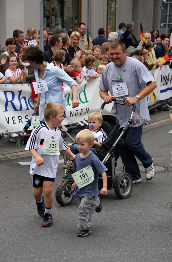 Mit Freude dabei
Neusser Sommernachtslauf 
Schlüsselwörter: Neusser Sommernachtslauf 2008 Sommernachtslauf