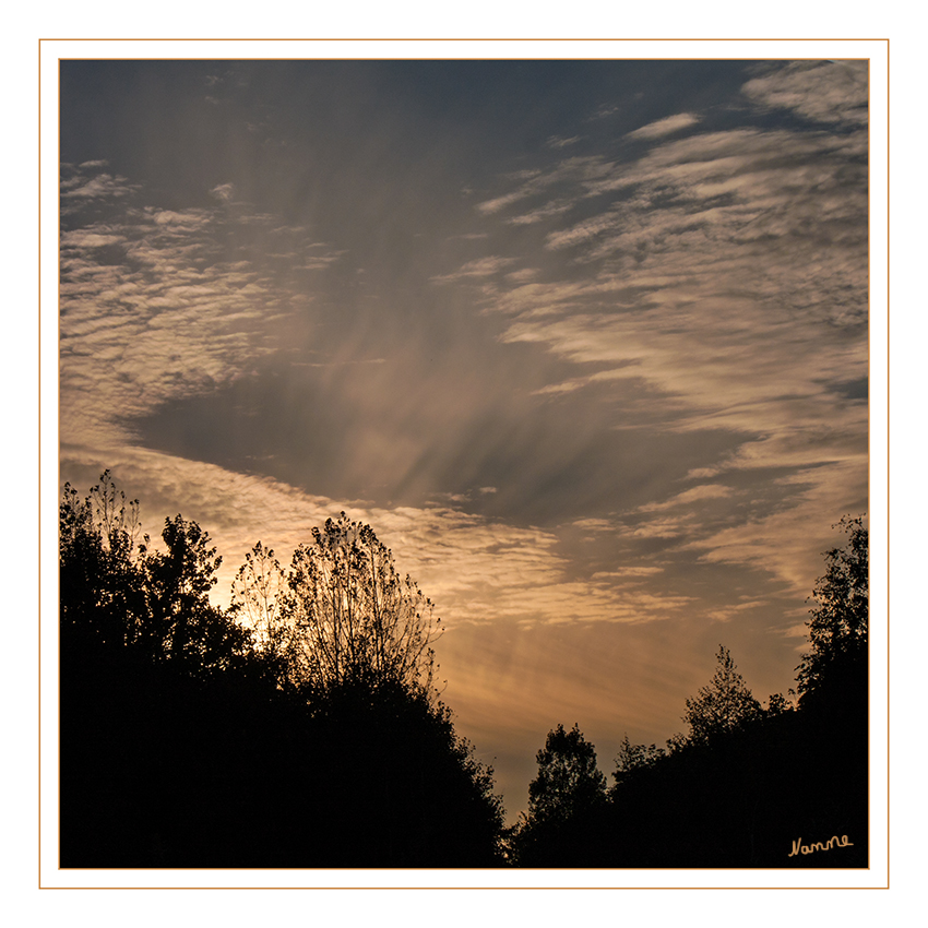 Naturfarben
Diese Wolkenformation beim Sonnenuntergang erinnert mich an einen Wasserstrudel.
Schlüsselwörter: Sonnenuntergang Wolken