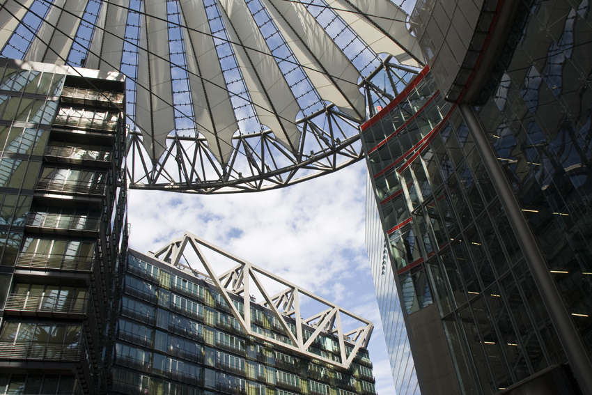 Ausschnitt Sony Center
Der Bau des Daches begann im Herbst 1998 und die Fertigstellung dauerte mehr als zwei Jahre.
Schlüsselwörter: Sony Center Berlin