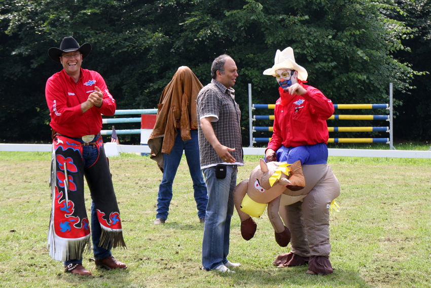 Auch das Publikium
wurde mit einbezogen auf dem Rhenag Rodeo- Tag
Schlüsselwörter: Rhenag Rodeo- Tag                  Rodeo