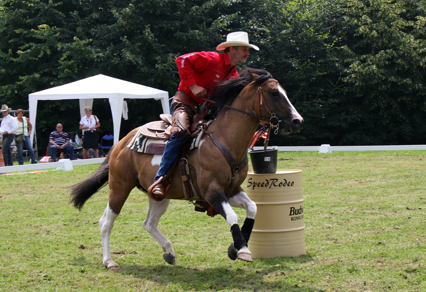 Speed Rodeo
Zum Beispiel bringen die Reiter in Windeseile Fahnen von einer Stelle zur anderen – und das alles mit dem Pferd. Sie umreiten einen Parcours aus Pylonen oder heben im Galopp Gegenstände vom Boden auf.
Schlüsselwörter: Rhenag Rodeo- Tag              Rodeo                                         Limited Rodeo Riders