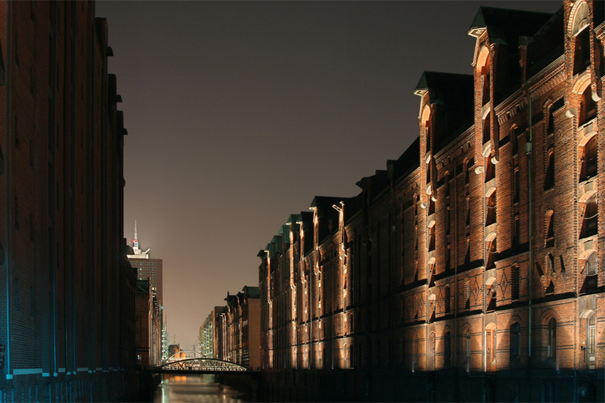 Speicherstadt l
Schlüsselwörter: Speicherstadt   Hamburg   Nachtaufnahme