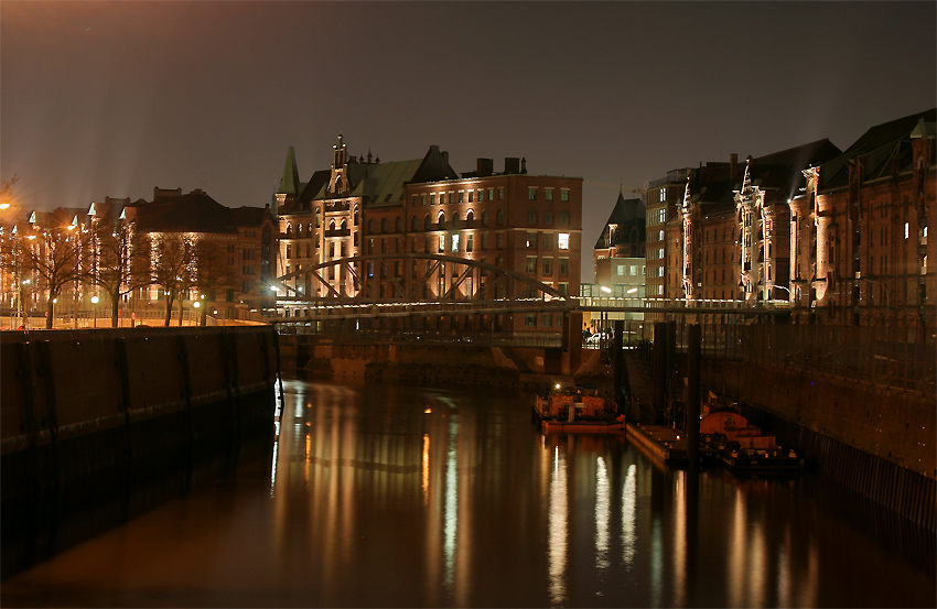 Speicherstadt
Hamburg
Schlüsselwörter: Speicherstadt   Hamburg   Nachtaufnahme