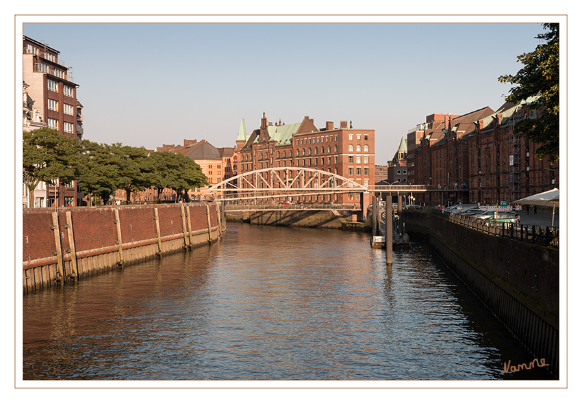 Hamburg - Speicherstadt
Die Hamburger Speicherstadt ist ein historischer Lagerhauskomplex im Hamburger Hafen. Sie steht seit 1991 unter Denkmalschutz und ist seit dem 5. Juli 2015 mit dem benachbarten Kontorhausviertel unter dem Namen Speicherstadt und Kontorhausviertel mit Chilehaus auf der Liste des UNESCO-Welterbes eingetragen. laut Wikipedia
Schlüsselwörter: Hamburg, Speicherstadt