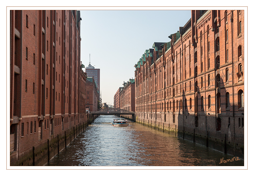 Hamburg - Speicherstadt
Durch die Zunahme des Containerumschlags und der damit verbundenen Verlagerung der Umschlagplätze sowie automatisierter Lagerverwaltungssysteme, die die Erfassung unverzollter Ware an jedem Ort ermöglichen, wurde der Freihafenstatus der Speicherstadt entbehrlich. laut Wikipedia
Schlüsselwörter: Hamburg, Speicherstadt