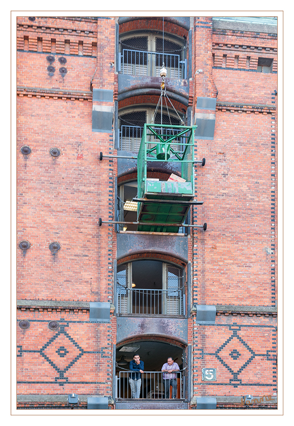 Hamburg - Speicherstadt
Da es keine Lastenaufzüge gab, wurden aussen an der Hauswand Lastenwinden angebaut. Damit  wurden schwere Lasten in die Speicher gezogen. Die meisten sind noch funktionstüchtig.
Schlüsselwörter: Hamburg, Speicherstadt