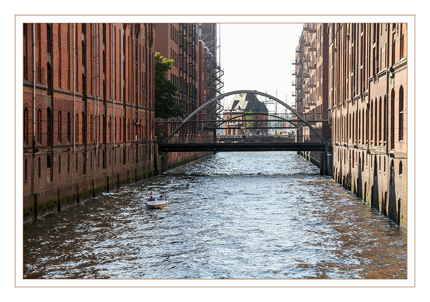 Hamburg - Speicherstadt
Die Speicherstadt steht auf der rund 26 Hektar großen Fläche (einschließlich der Fleete) der ehemaligen Elbinseln Kehrwieder und Wandrahm, auf einer Länge von etwa 1,5 Kilometer und 150 bis 250 Metern Breite im nordöstlichen Hamburger Hafen. Sie zieht sich von der Kehrwiederspitze und dem Sandtorhöft im Westen bis zum ehemaligen Teerhof bei der Oberbaumbrücke im Osten. Dabei wird sie von sechs Fleeten durchzogen. laut Wikipedia
Schlüsselwörter: Hamburg, Speicherstadt