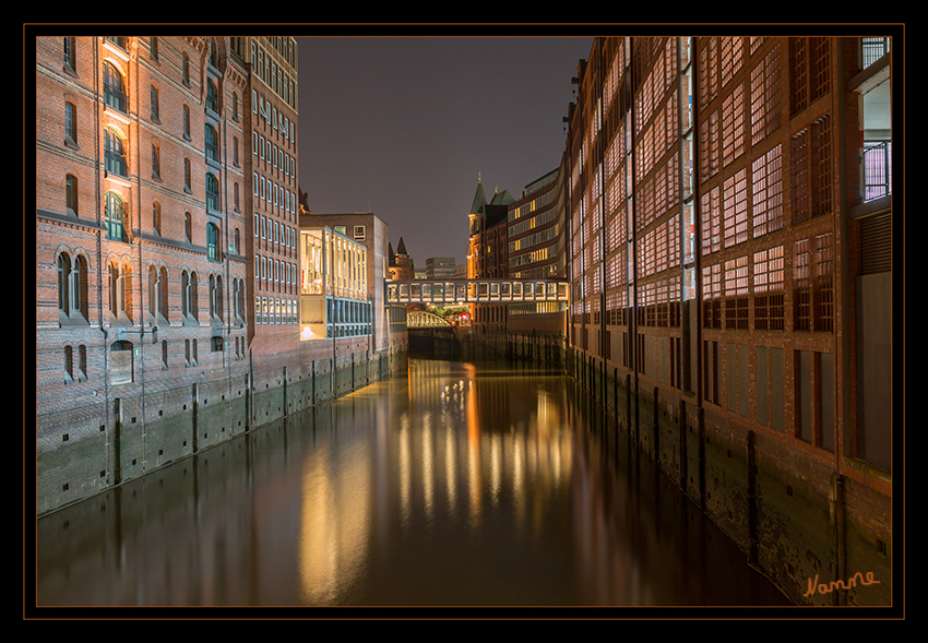 Hamburg - Speicherstadt
Die Speicherstadt steht auf der rund 26 Hektar großen Fläche (einschließlich der Fleete) der ehemaligen Elbinseln Kehrwieder und Wandrahm, auf einer Länge von etwa 1,5 Kilometer und 150 bis 250 Metern Breite im nordöstlichen Hamburger Hafen. Sie zieht sich von der Kehrwiederspitze und dem Sandtorhöft im Westen bis zum ehemaligen Teerhof bei der Oberbaumbrücke im Osten. Dabei wird sie von sechs Fleeten durchzogen. laut Wikipedia
Schlüsselwörter: Hamburg, Speicherstadt