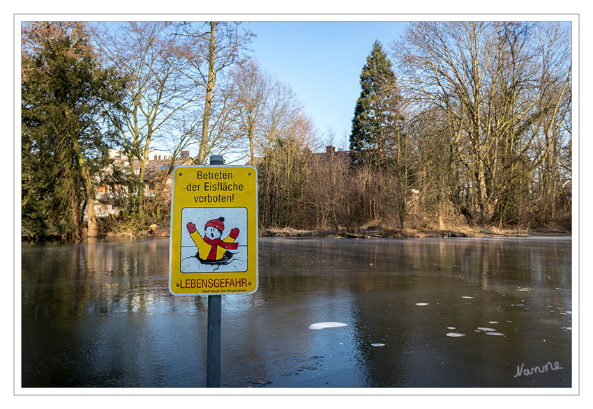 Im Stadtgarten
Der Februar hat sich nach dem milden Januar und Dezember wieder einmal als richtig kalter Wintermonat gezeigt. Zudem gehörte er zu den sonnigsten und trockensten Februar-Monaten der vergangenen Jahrzehnte. laut wetteronline
Schlüsselwörter: Stadtweiher, Neuss