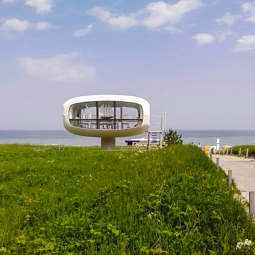 Binzer Standesamt
Seit Mai 2006 gibt es einen weiteren Außenstandort des Binzer Standesamtes, den Rettungsturm des Binzer Architekten Ulrich Müther. Direkt am Strandzugang 6 gelegen bietet er durch seine großen Fensterfronten einen einzigartigen Ausblick auf die Ostsee. Binzer Strandsand auf dem Fußboden vermittelt zusätzliches Strandgefühl. 
laut ostseebad-binz
Schlüsselwörter: Binz, Standesamt