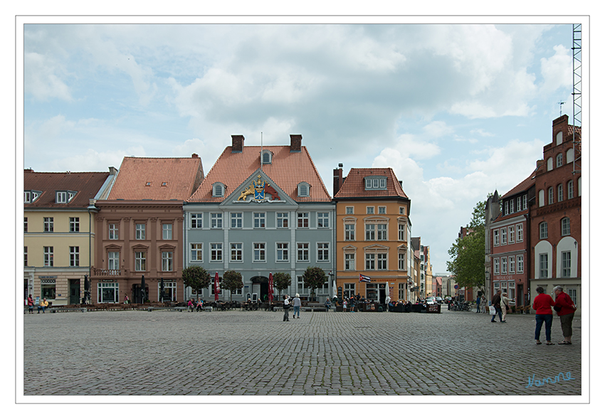 Alter Marktplatz
Der Mittelpunkt der historischen Altstadt Stralsund, die seit 2002 zum UNESCO-Welterbe Historische Altstädte Stralsund und Wismar gehört, ist der Alte Markt. Der Platz des heutigen Alten Marktes wurde schon im Jahr 1200 durch die Kaufleute genutzt. laut schweriner-hof.de
Schlüsselwörter: Rügen, Stralsund, Marktplatz