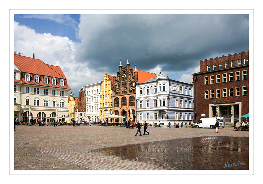 Alter Marktplatz
Der Mittelpunkt der historischen Altstadt Stralsund, die seit 2002 zum UNESCO-Welterbe Historische Altstädte Stralsund und Wismar gehört, ist der Alte Markt. Der Platz des heutigen Alten Marktes wurde schon im Jahr 1200 durch die Kaufleute genutzt. laut schweriner-hof.de
Schlüsselwörter: Rügen, Stralsund, Marktplatz