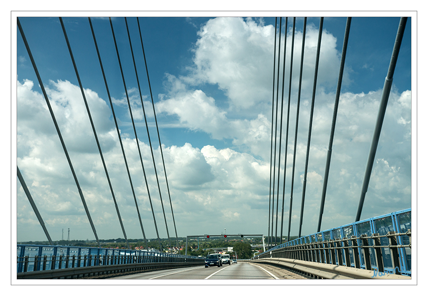 Rügenbrücke 
Die ausschließlich dem Kraftfahrzeugverkehr dienende Rügenbrücke ist eine Hochbrücke mit einer dreispurigen Fahrbahn, deren mittlere Fahrspur bedarfsgerecht genutzt wird. Das Kernstück der insgesamt 4100 m langen Querung bildet der 2831 m lange Brückenzug über den Strelasund. laut Wikipedia
Schlüsselwörter: Rügen, Stralsund, Brücke,