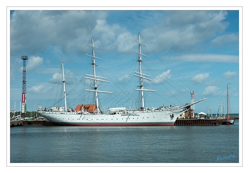 Gorch Fock
Die Gorch Fock ist ein als Bark getakeltes Segelschulschiff. Sie wurde 1933 bei Blohm & Voss für die Reichsmarine gebaut und nach dem Schriftsteller Gorch Fock benannt. Seit 2003 liegt das nicht seetüchtige Segelschiff im Stralsunder Hafen.
Die Gorch Fock ist das Typschiff einer Klasse von sechs Segelschulschiffen, zu der auch das 1958 gebaute gleichnamige Segelschulschiff der Deutschen Marine gehört. Zur Unterscheidung der Schiffe werden gelegentlich in Klammern die Baujahre, oder auch in Klammern eine 1 oder 2 angehängt, die aber nicht zum Schiffsnamen gehören.
Schlüsselwörter: Rügen, Stralsund, Groch Fock