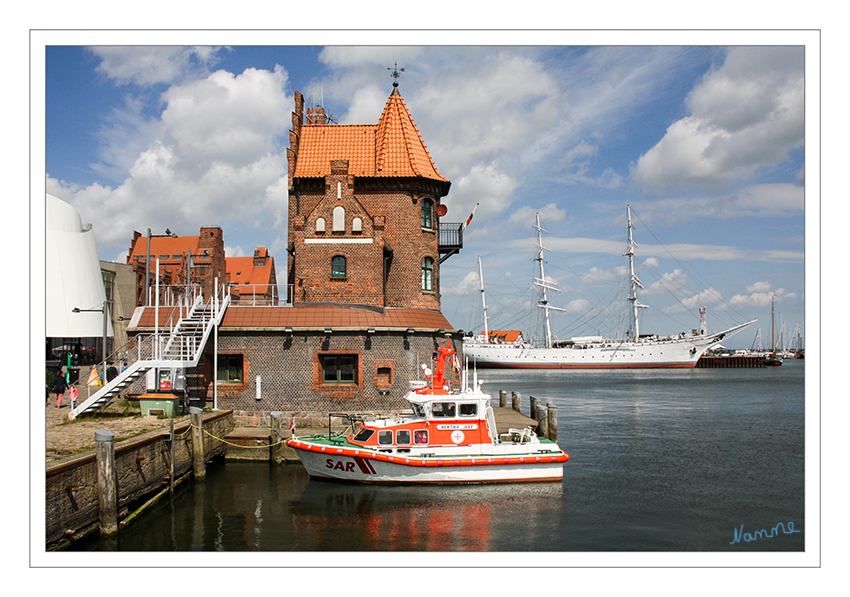 Seenotrettung
Gebaut wurde die HERTHA JEEP 1999 bei der Schweers-Werft in Bardenfleth. Stationiert war sie zunächst auf der Station Hörnum, bevor die DGzRS sie im Frühjahr 2006 nach Stralsund verlegte. Benannt ist das Seenotrettungsboot nach einer Förderin der Seenotretter und hat seinen Liegeplatz im Stadthafen der Hansestadt Stralsund. laut seenotretter.de
Schlüsselwörter: Rügen, Stralsund, Groch Fock, Hertha Jeep, Seenotrettung