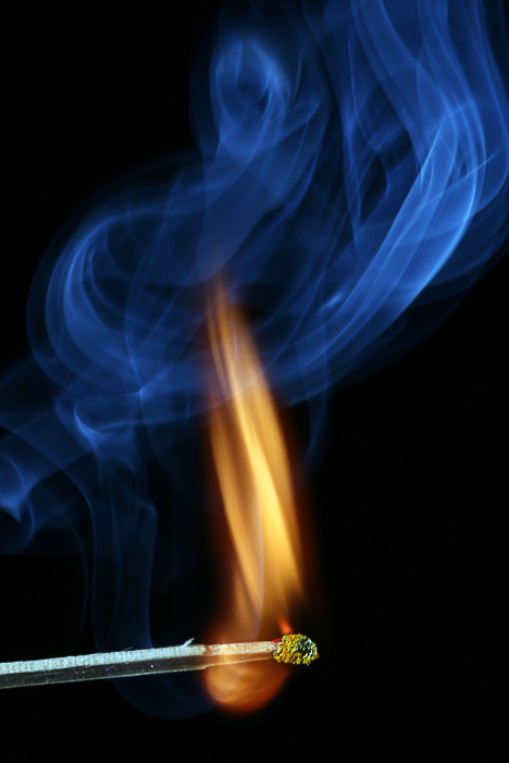 Streichholz
Beim Makroworkshop wurde auch der Rauch sichtbar gemacht
Schlüsselwörter: Streichholz    Feuer